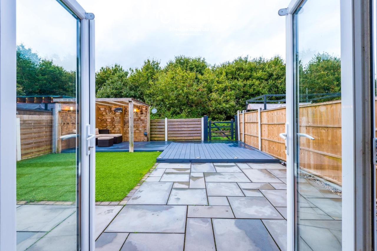 Open Plan - 3 Bedroom House - Garden And Outdoor Seating - Driveway Parking - Short Drive To City Centre Saughall Buitenkant foto