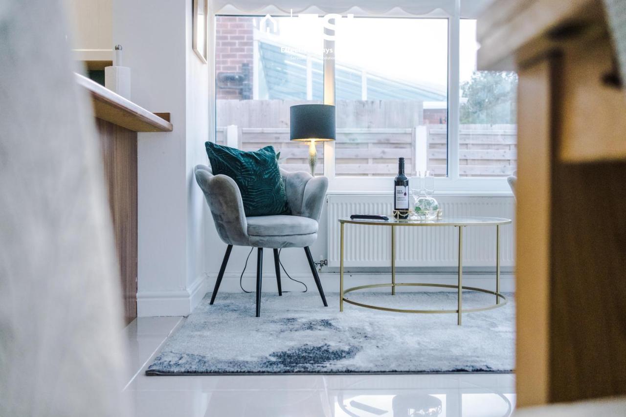 Open Plan - 3 Bedroom House - Garden And Outdoor Seating - Driveway Parking - Short Drive To City Centre Saughall Buitenkant foto